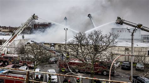 the leakbay|Firefighters respond to a gas leak in Oakland, buildings。